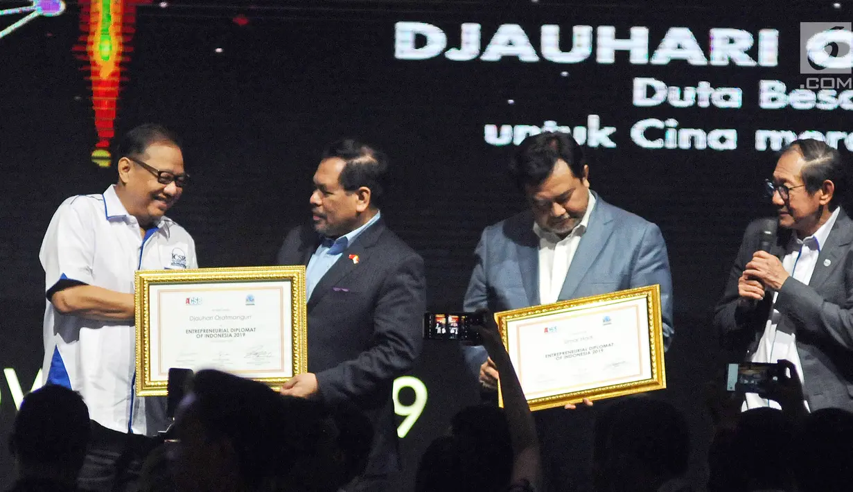 Menteri Koperasi dan UKM Puspayoga memberikan penghargaan Entrepreneurial Diplomat of Indonesia 2019 kepada Dubes Indonesia untuk Cina Djauhari Oratmangun saat The Fourth WOW Brands Festive Days 2019 di Jakarta, (14/9). (Liputan6.com/Herman Zakharia)