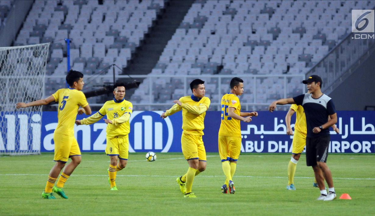 Pemain Song Lam Nghe An melakukan pemanasan saat latihan resmi jelang melawan Persija pada laga penyisihan grup H Piala AFC 2018 di Stadion GBK Jakarta, Selasa (13/3). Persija akan menjamu Song Lam Nghe An, Rabu (14/3). (Liputan6.com/Helmi Fithriansyah)