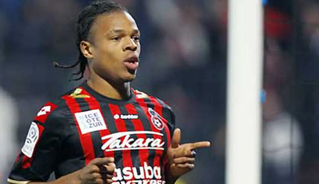 Gaya khas selebrasi gol striker Nice Loic Remy ke gawang Toulouse dalam lanjutan Ligue 1 di Ray Stadium, Nice, 22 November 2009. AFP PHOTO / VALERY HACHE 