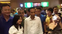 Presiden Jokowi menyempatkan diri menonton film Dilan 1990 di bioskop XXI, Senayan City. (Liputan6.com/Arie Mega)