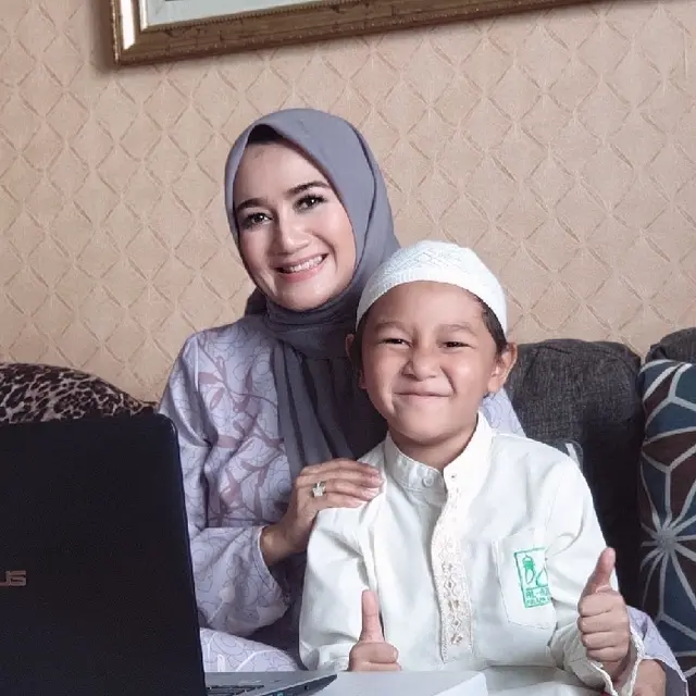 6 Potret Nini Carlina dan Buah Hati, Sabar Rawat Anaknya yang Berkebutuhan Khusus