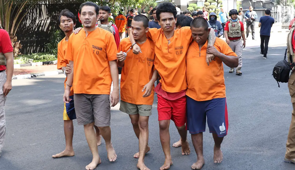 Para tersangka yang ditangkap dalam Operasi Cipta Kondisi di Mapolda Metro Jaya, Jakarta, Jumat (6/7). Polisi menahan 73 pelaku kejahatan sementara 314 lainnya akan menjalani pembinaan. (Liputan6.com/Immanuel Antonius)