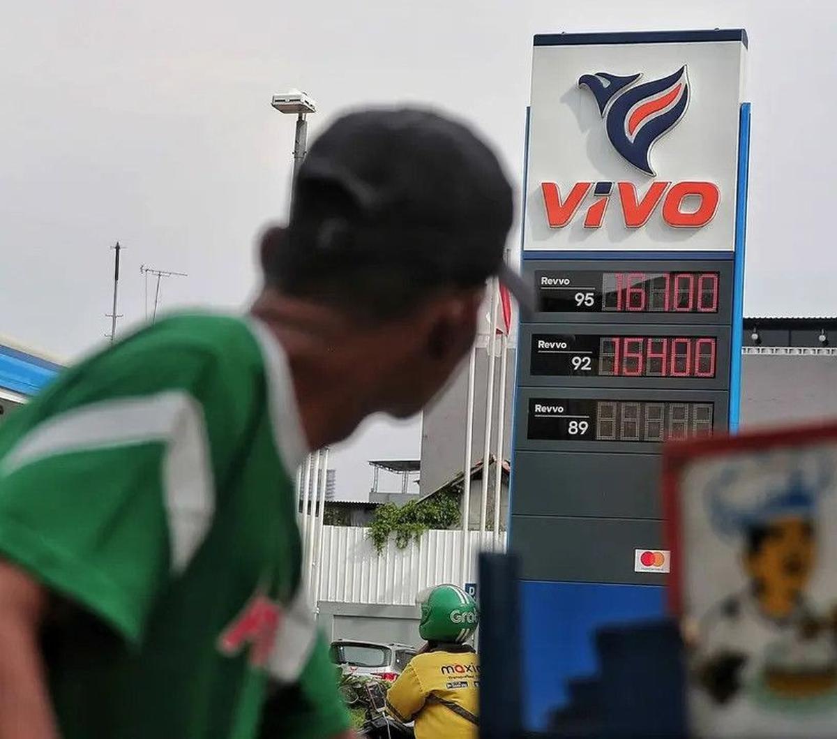 Kemudian, Revvo 92 atau setara Pertamax sekarang dijual Rp15.300 per liter yang sebelumnya Rp14.300 per liter.