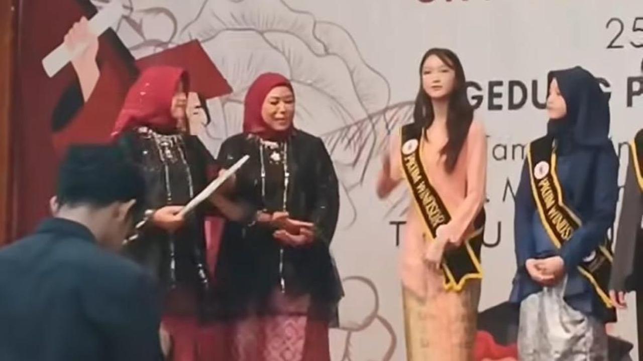 <b>Menerima Piagam Kelulusan</b><br>