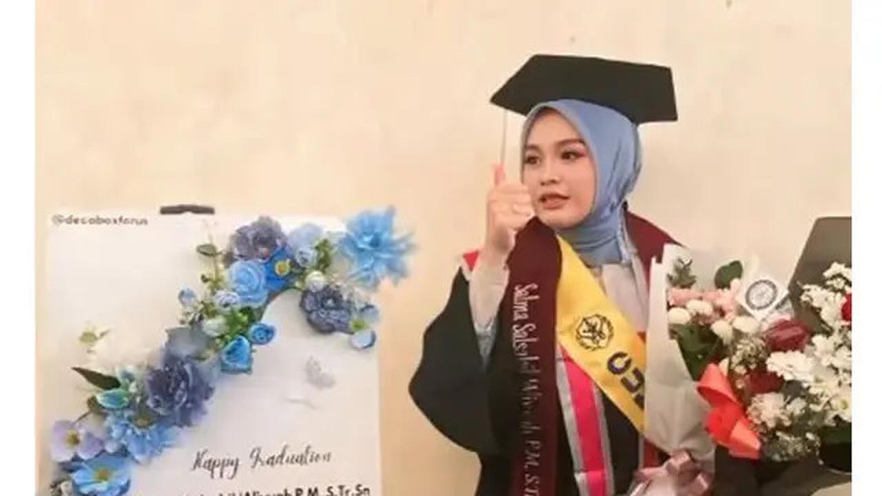 6 Potret Wisuda Salma Salsabil dari ISI Jogja, Raih Gelar Sarjana Terapan Seni
