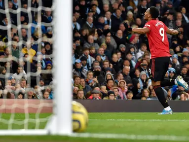 Pemain Manchester United Anthony Martial melakukan selebrasi usai mencetak gol ke gawang Manchester City pada pertandingan Liga Inggris di Etihad Stadium, Manchester, Inggris, Sabtu (7/12/2019). Manchester United menang 2-1. (AP Photo/Rui Vieira)