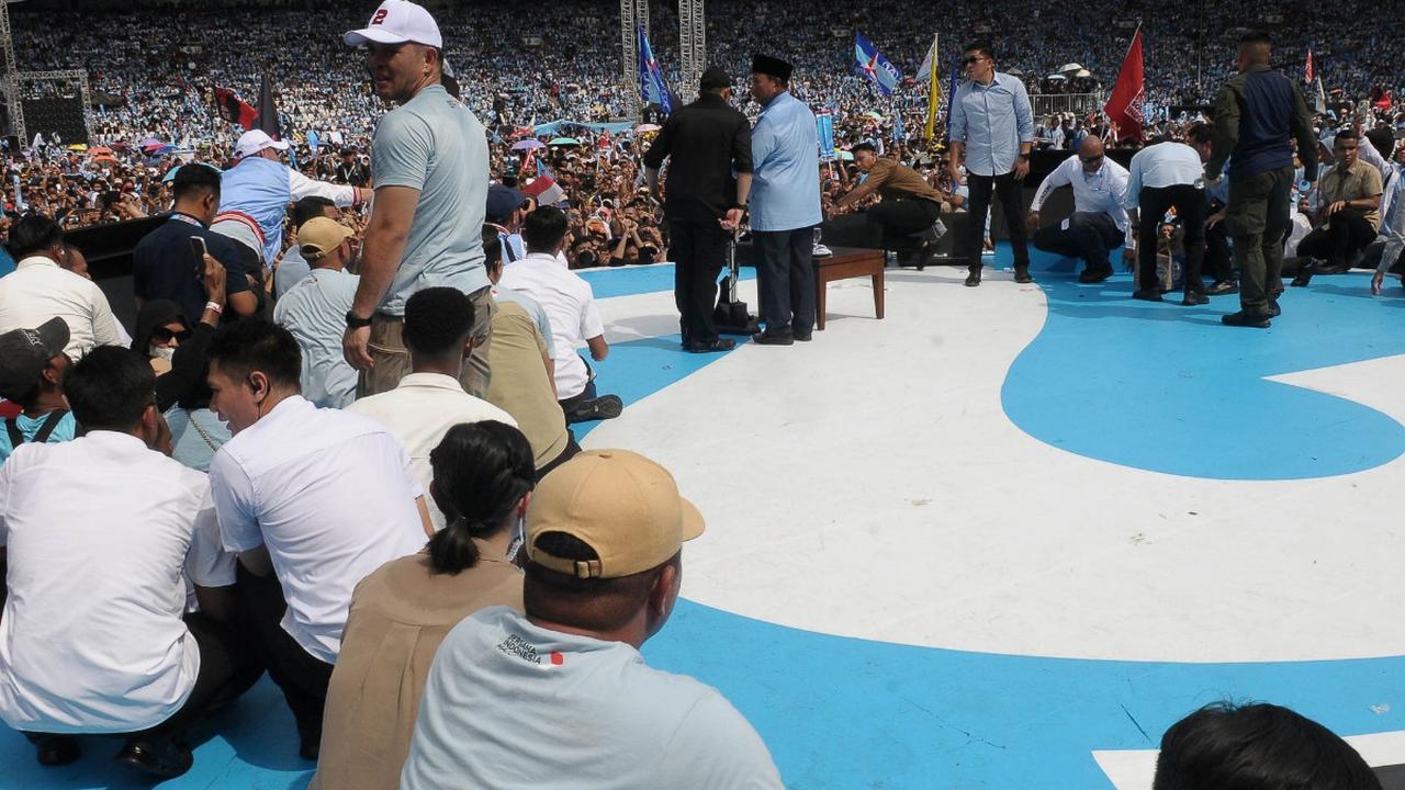 "Saya katakan nanti siapa yang mau masuk kabinet, siapa yang mau menjadi menteri saya, harus setuju anak-anak harus diberi makan siang. Kalau kau tidak setuju nggak usah gabung di kabinet Prabowo Subianto,"<br>