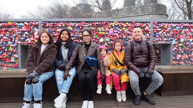 [Fimela] Keluarga Ussy Sulistiawaty dan Andhika Pratama