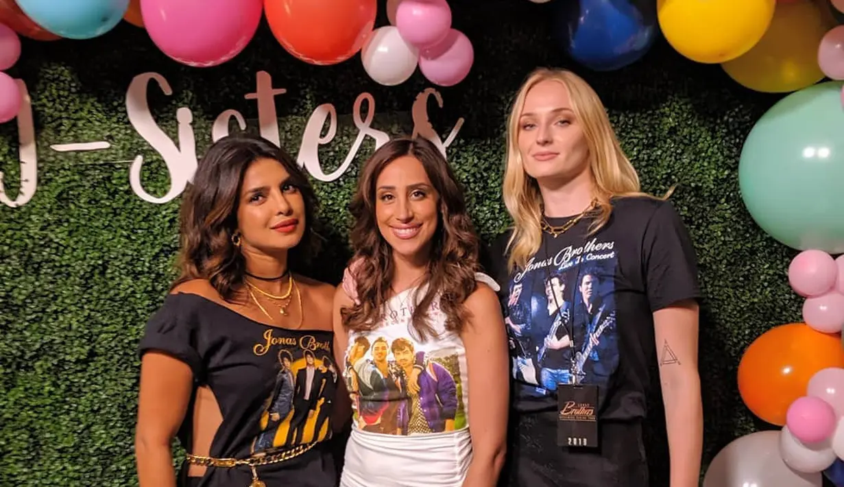 Tak jarang, mereka membagikan foto bersama di Instagram. Siapa yang tak mengenal Sophie Turner? Pemain drama populer Game Of Thrones dan juga merupakan istri dari Joe Jonas. Mereka menikah pada 1 Mei 2019 di Las Vegas. (Liputan6.com/IG/@priyankachopra)