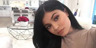 Publik cukup heboh dengan kabar mengenai kehamilan Kylie Jenner. Selain belum memiliki ikatan pernikahan, usia Kylie pun saat ini masih menginjak 20 tahun dan usia kandungannya sudah empat bulan. (Instagram/Kyliejenner)