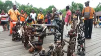 Patung-patung hasil ukiran para seniman Suku Asmat Papua ( Fotografer : John Ohoiwirin)