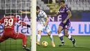 Gelandang Inter Milan, Nicolo Barella bersaing dengan bek Fiorentina, Igor Fiorentina ada lanjutan laga Liga Italia di Stadion Artemio Franchi, Sabtu dinihari WIB (6/2/2021). Inter Milan mengalahkan Fiorentina 2-0 dan menggusur AC Milan dari puncak klasemen Serie A. (Massimo Paolone/LaPresse via AP)
