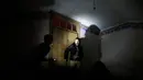Ekspresi pengunjung saat ketakutan menemui hantu di Quinta Nova da Assuncao, Belas, Portugal (13/5). Rumah hantu ini berisi 25 kamar dipenuhi penampakan bayangan dan suara dari pintu yang menutup secara acak. (REUTERS/Rafael Marchante)