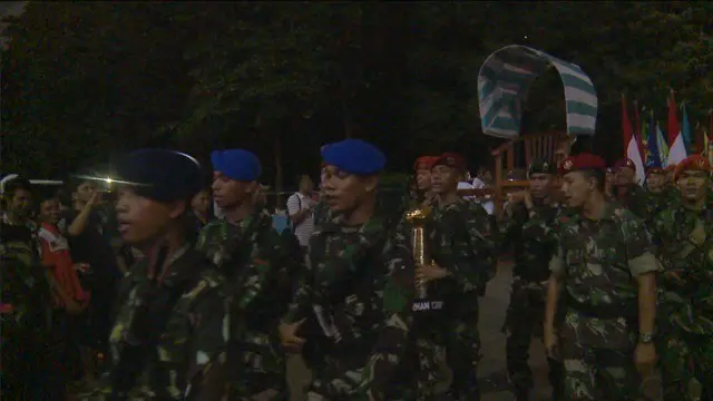 Beberapa orang gabungan TNI dengan Polisi berbaris rapih membawa trofi Piala Jenderal Sudirman sebelum laga final antara Semen Padang vs Mitra Kukar, Minggu (24/1/2016)