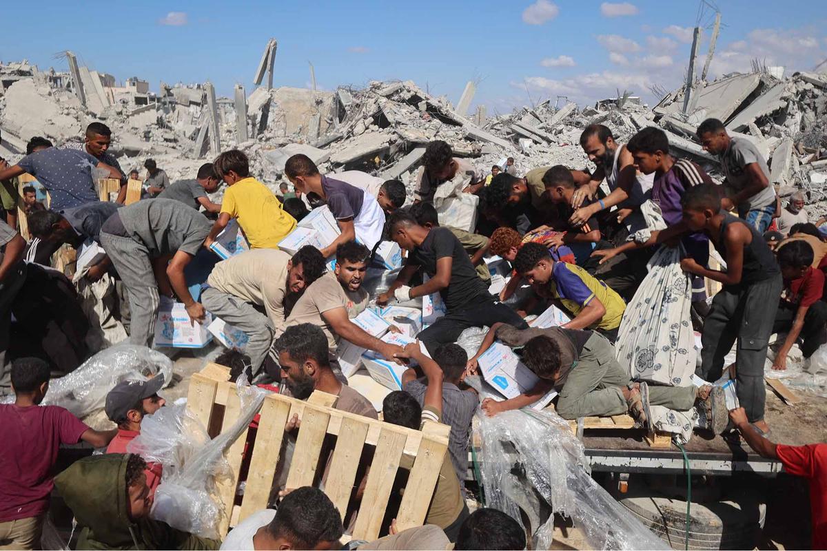 FOTO: Di Tengah Gencatan Senjata, Warga Gaza Berebut Bantuan Bahan Makanan untuk Bertahan Hidup
