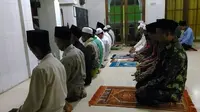 Sebagian warga Sumenep mengikuti salat tarawih bersama sebagai penanda awal memasuki puasa Ramadan. (Liputan6.com/Mohamad Fahrul)