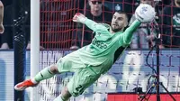 Aksi penjaga gawang Timnas Indonesia, Maarten Paes sat memperkuat Ajax Amsterdam bertandang ke markas Feyenoord Rotterdam dalam lanjutan Eredivisie 2025/2026, Minggu (22/3/2026) malam WIB. (Instagram Maarten Paes)