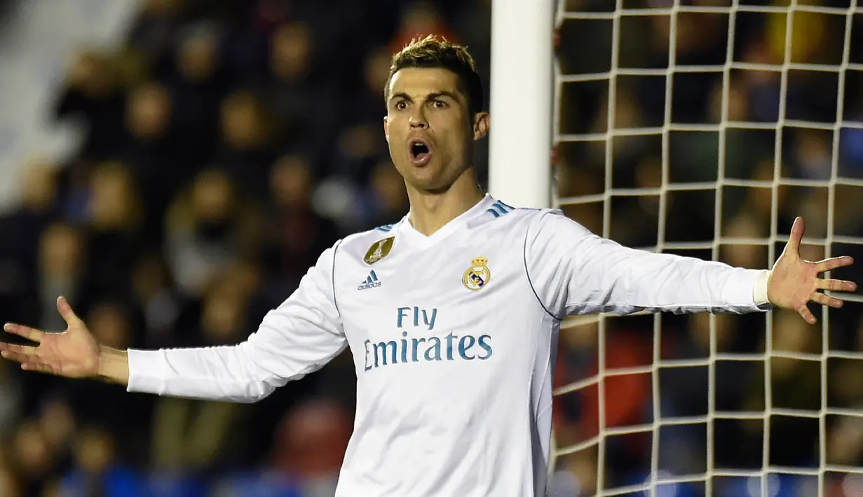 Ekspresi striker Real Madrid Cristiano Ronaldo saat melakukan protes dalam pertandingan Liga Spanyol melawan Levante di stadion Ciutat de Valencia di Valencia (3/2). Real Madrid hanya bermain imbang 2-2 melawan Levante. (AFP Photo/Jose Jordan)