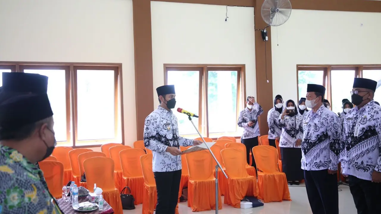 Bupati Tuban ketika menghadiri puncak peringatan Hari Guru Nasional. (Liputan6.com/Ahmad Adirin)