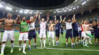 Para pemain Swiss merayakan kemenangan atas Prancis pada pertandingan babak 16 besar Euro 2020 di Stadion National Arena, Bucharest, Rumania, Selasa, 29 Juni 2021. (Marko Djurica/Pool Photo via AP)