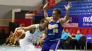 Pemain Satria Muda, Arki Wisnu (kiri) mencoba melewati hadangan pemain Bimasakti pada laga IBL Reguler Season di Hall A Senayan, Jakarta, Senin (11/1/2016). Satria Muda menang 55-33. (Bola.com/Nicklas Hanoatubun)