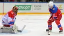 Presiden Rusia Vladimir Putin bersiap melakukan pukulan saat bermain hoki es dalam acara gala game Ice Hockey League di Sochi, Rusia, 10 Mei 2016. (Reuters/ Mikhail Klimentyev/Sputnik/Kremlin)