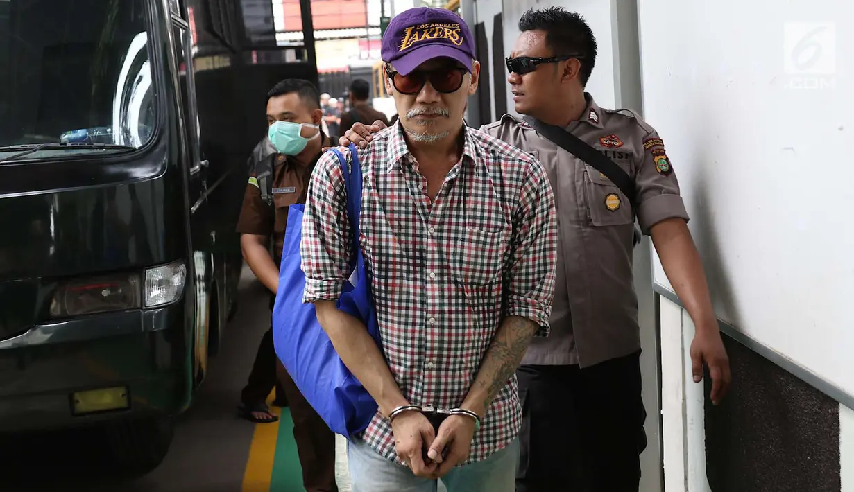 Terdakwa Tio Pakusadewo tiba untuk menjalani sidang putusan kasus kepemilikan narkoba di Pengadilan Negeri (PN) Jakarta Selatan, Selasa (24/7). (Liputan6.com/Immanuel Antonius)