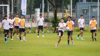 Pemain Timnas Indonesia U-20 melakukan latihan terpusat untuk Piala Asia U-20 2023 yang berlangsung di Lapangan A, Kompleks Stadion Utama Gelora Bung Karno (SUGBK), Jakarta, Rabu (15/02/2023). Skuad berjuluk Garuda Nusantara akan melakukan pertandingan uji coba bertajuk Mini Turnamen 2023 dalam waktu dekat melawan Fiji, Guatemala, dan Selandia Baru pada 16 hingga 22 Februari 2023. (Bola.com/Bagaskara Lazuardi)
