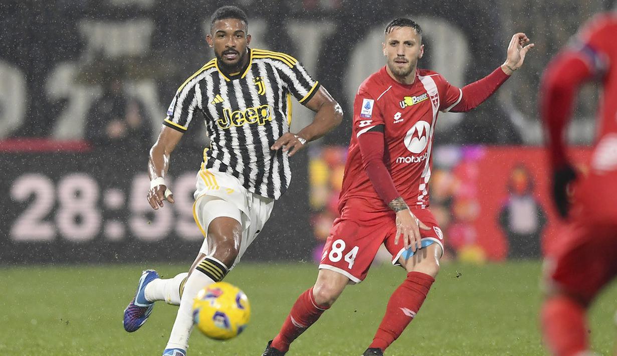 Pemain Juventus, Bremer, saat melawan AC Monza pada laga Italia di Stadion U-Power, Sabtu (2/12/2023). (LaPresse via AP/Claudio Grassi)