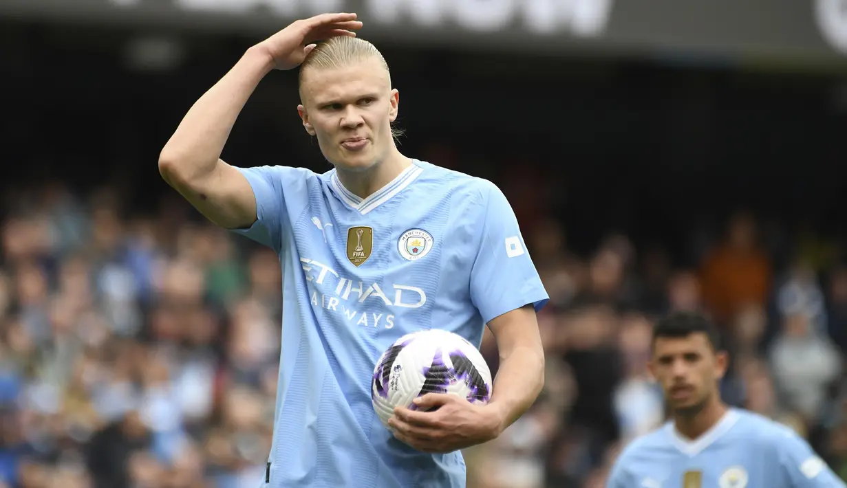 Di posisi pertama, ada dua pemain yang mengoleksi masing-masing 20 gol sejauh ini. Yang pertama adalah striker Manchester City asal Norwegia, Erling Haaland. Kedua puluh golnya dihasilkan dari 26 laga di Premier League musim ini, di mana ia sempat absen dalam 6 laga, lima di antaranya akibat cedera. (AP Photo/Rui Vieira)