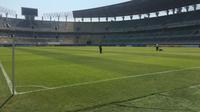 Kondisi lapangan Stadion Gelora Bung Tomo jelang Piala AFF U-19 2024. (Bola.net/Ari Prayoga)