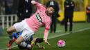 Pemain Juventus, Andrea Barzagli terjatuh saat berebut bola dengan pemain Atalanta pada lanjutan Serie A 2015-2016  di Stadion Atleti Azzurri d'Italia, Minggu (6/3/2016) malam WIB. (AFP/Olivier Morin)