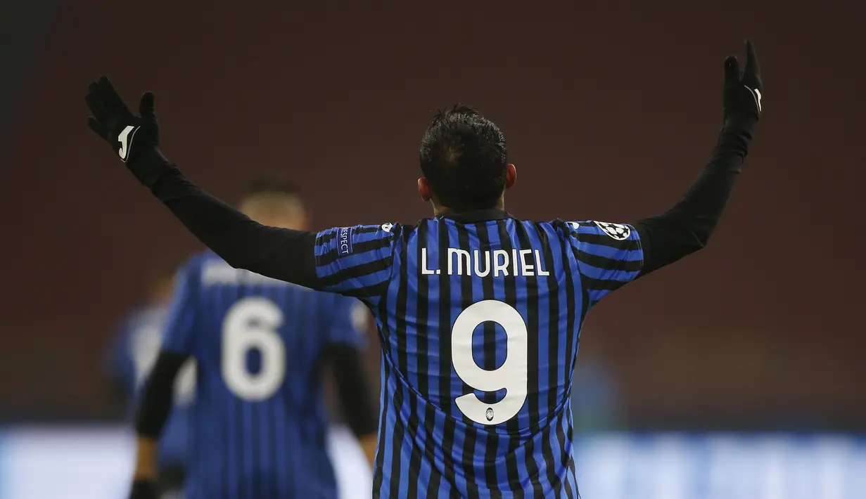 Penyerang Atalanta, Luis Muriel berselebrasi usai mencetak gol ke gawang Ajax pada pertandingan Grup D Liga Champions di Johan Cruyff ArenA di Amsterdam, Belanda, Kamis (10/12/2020). Dengan hasil ini Atalanta berhasil melaju ke babak 16 besar Liga Champions bersam Liverpool. (AP Photo/Peter Dejong)
