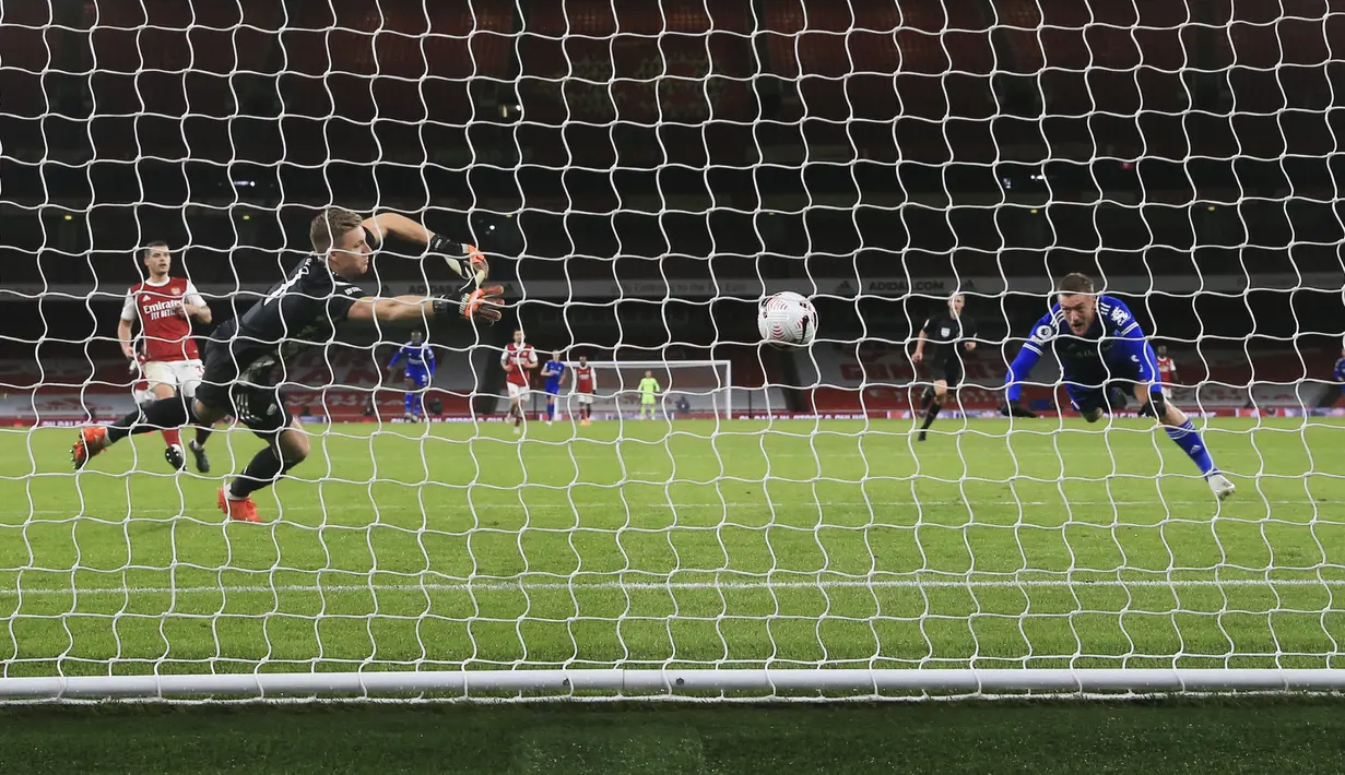 Penyerang Leicester City, Jamie Vardy (kanan) saat memasukan bola ke gawang Arsenal yang dijaga kiper Bernd Leno pada pertandingan lanjutan Liga Inggris di Stadion Emirates di London, Inggris, Minggu (25/10/2020). Leicester City menang 1-0 atas Arsenal. (Catherine Ivill/Pool via AP)