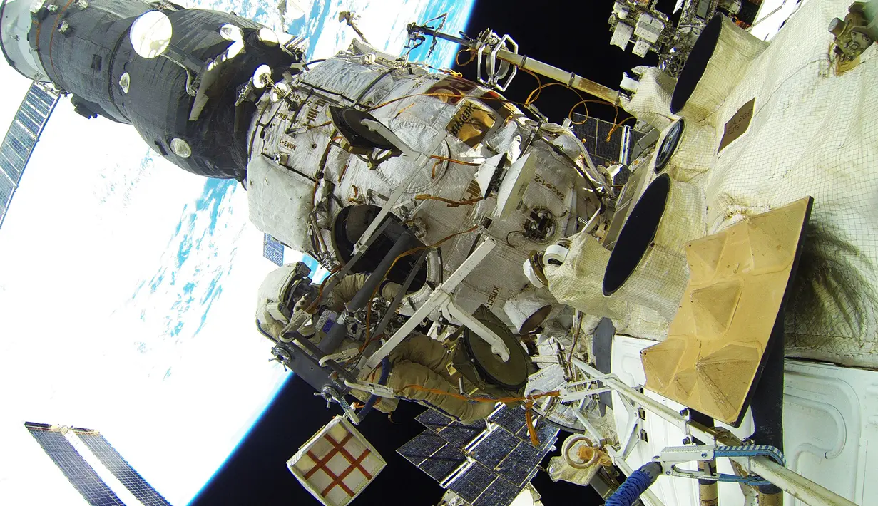 Kosmonot Rusia Yuri Malenchenko sedang melakukan spacewalk diluar badan Stasiun Luar Angkasa Internasional (ISS), (7/2). Spacewalk merupakan kegiatan berbahaya dan sangat terpengaruh dengan gravitasi dan keseimbangan tubuh. (REUTERS/Roscosmos)