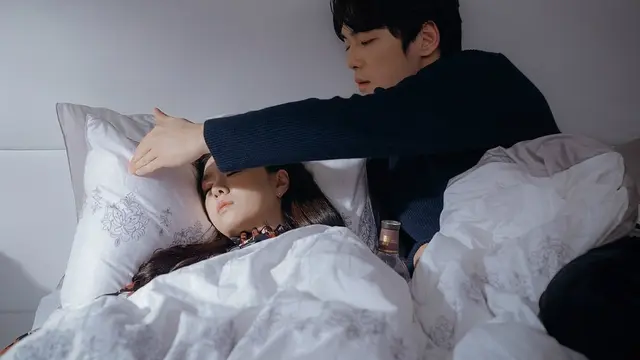Seo Ji Hye - Kim Jung Hyun dalam Crash Landing on You. (tvN via Soompi)