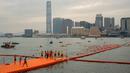 Seorang perenang bersiap di garis start jelang lomba renang tahunan di Pelabuhan Victoria, Hong Kong, Minggu (23/10/2022). Peserta harus menerima dua vaksinasi dan dites negatif COVID-19 sebelum acara. (AP Photo/Anthony Kwan)