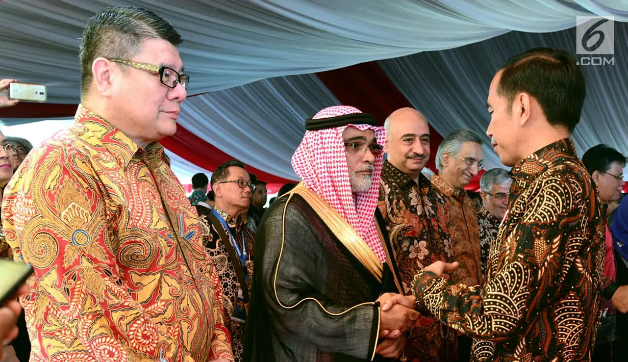 Presiden Jokowi bersalaman dengan Duta Besar Arab Saudi untuk Indonesia Osama bin Mohammed Abdullah Al-Shuaibi saat menghadiri HPN 2018 di Padang, Sumatera Barat, Jumat (9/2). (Liputan6.com/Pool/Biro Setpres)