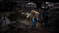 Seorang wanita berlari saat dia melarikan diri bersama keluarganya melintasi jembatan yang hancur di pinggiran Kyiv, Ukraina, 2 Maret 2022. Perang Rusia-Ukraina berkobar sejak 24 Februari 2022 tanpa tahu kapan akan berakhir. (AP Photo/Emilio Morenatti, File)