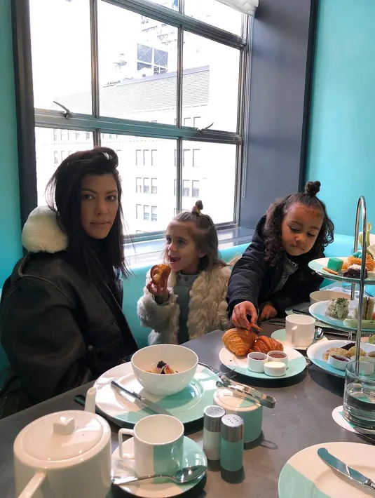 Ibu dan anak ini pun kerap memamerkan kedekatan mereka lewat postingan di Instagram. (instagram/kourtneykardash)