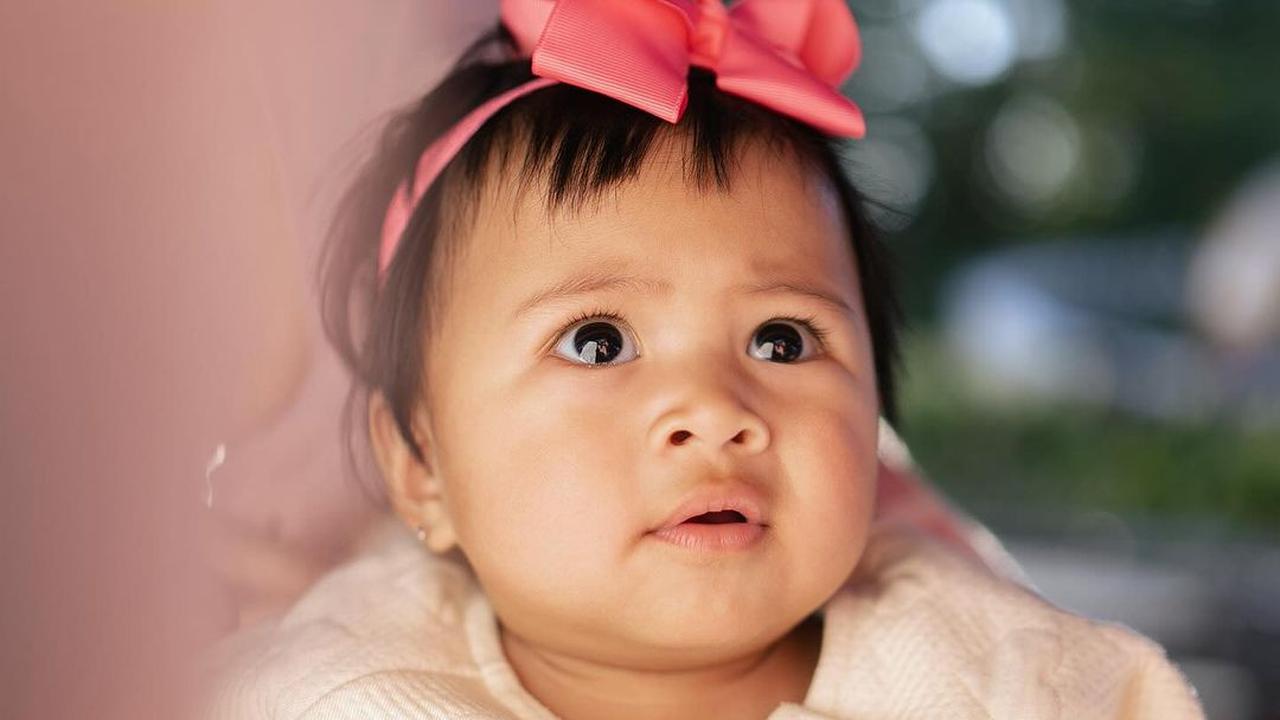 Potret Gemas Lily, Anak Raffi Ahmad dan Nagita Slavina dengan Pita Besar dan Kacamata