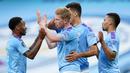 Pemain Manchester City merayakan gol yang dicetak Kevin De Bruyne ke gawang Liverpool pada laga lanjutan Premier League pekan ke-32 di Stadion Etihad, Jumat (3/7/2020) dini hari WIB. Manchester City menang 4-0 atas Liverpool. (AFP/Dave Thompson/pool)