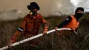 Pihak militer, polisi, dan pemerintah daerah berupaya memadamkan kebakaran yang terjadi di 316 titik di Provinsi Sumatera Selatan. Namun pekerjaan mereka terhambat oleh cuaca kering yang ekstrem, kata Iriansyah, Kepala Badan Penanggulangan Bencana Daerah (BPBD) Sumatra Selatan. (Al ZULKIFLI/AFP)