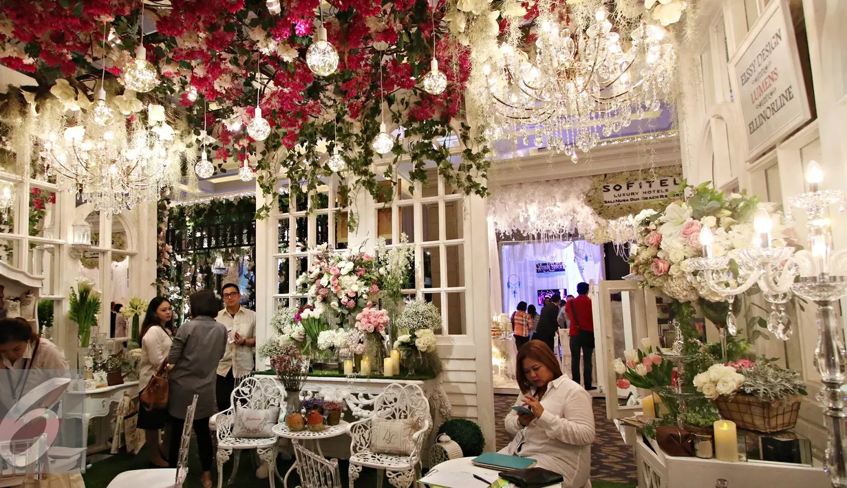 Pernak-pernik pernikahan terlihat dalam Bridestory Fair di Gandaria City, Jakarta, Jumat (18/3). Pameran menghadirkan 100 vendor pilihan dari Indonesia, Singapura, dan Filipina yang akan berlangsung hingga 20 Maret 2016. (Liputan6.com/Immanuel Antonius)