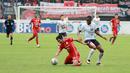Pemain Rans Nusantara FC, Yanis Mbombo berusaha melewati pemain Persija Jakarta, Firza Andika pada laga BRI Liga 1 di Stadion Patriot Candrabhaga, Bekasi, Jumat (3/2/2023). Rans Nusantara FC kalah dengan skor 1-3. (Bola.com/M Iqbal Ichsan)