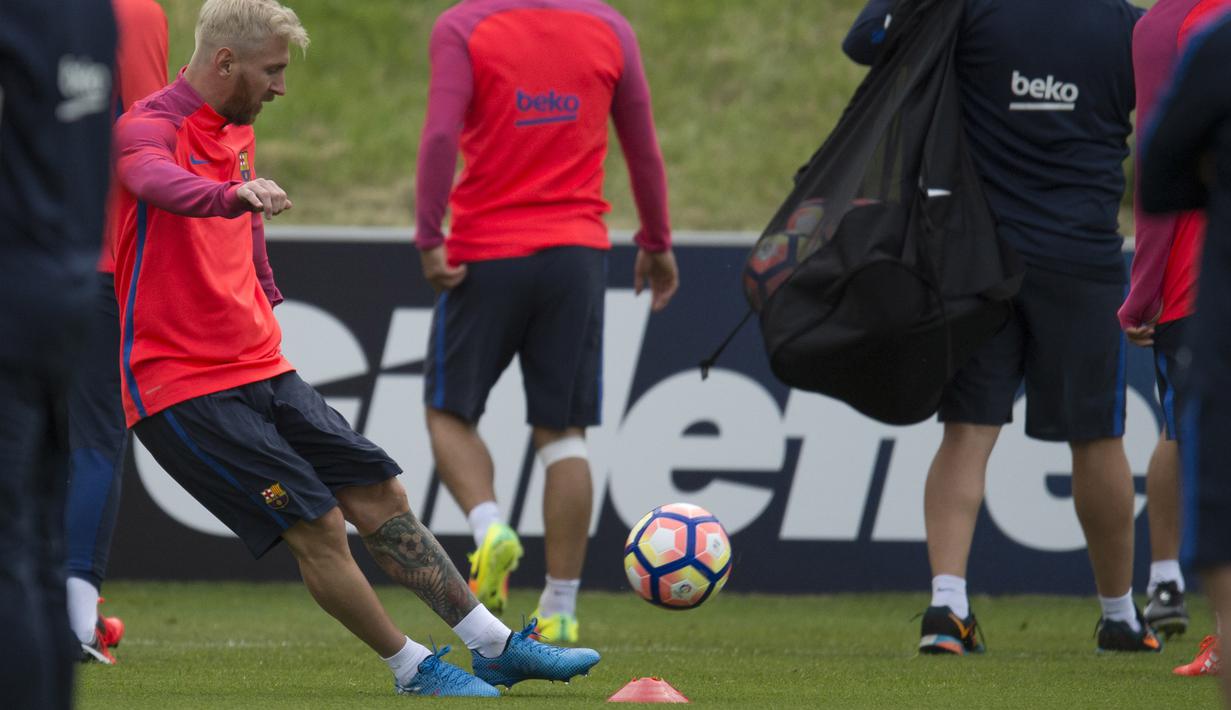 Lionel Messi melepaskan tembakan saat sesi latihan bersama tim Barcelona FC jelang laga melawan Celtic pada ajang International Champions Cup 2016 di St George's Park, Inggris (25/7/2016). (AFP/Oli Scarff)