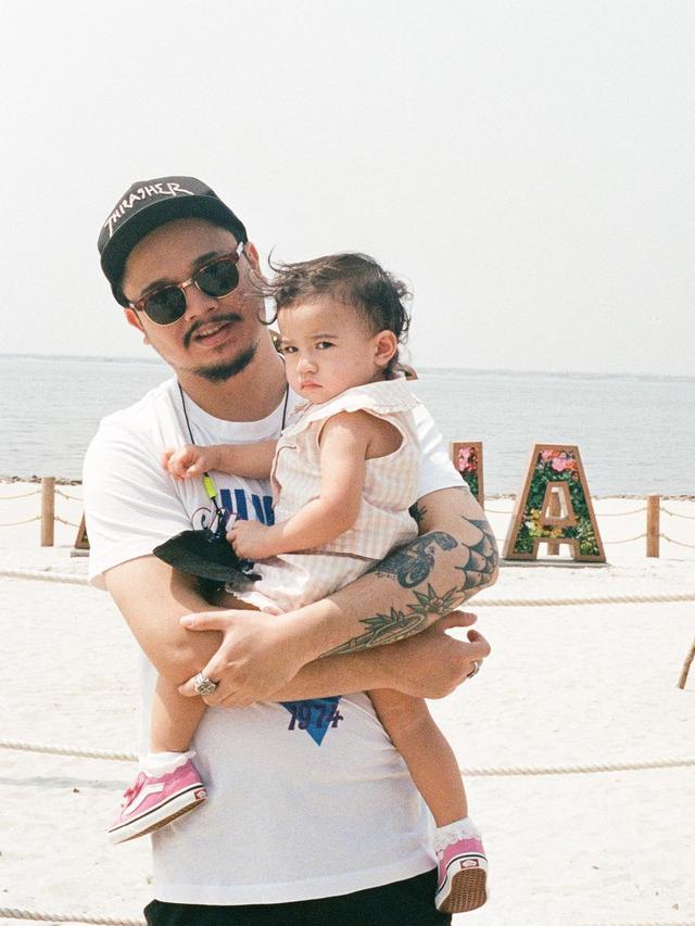 7 Potret Derby Romero saat Asuh Putrinya yang Makin Besar Ini Kompak Banget