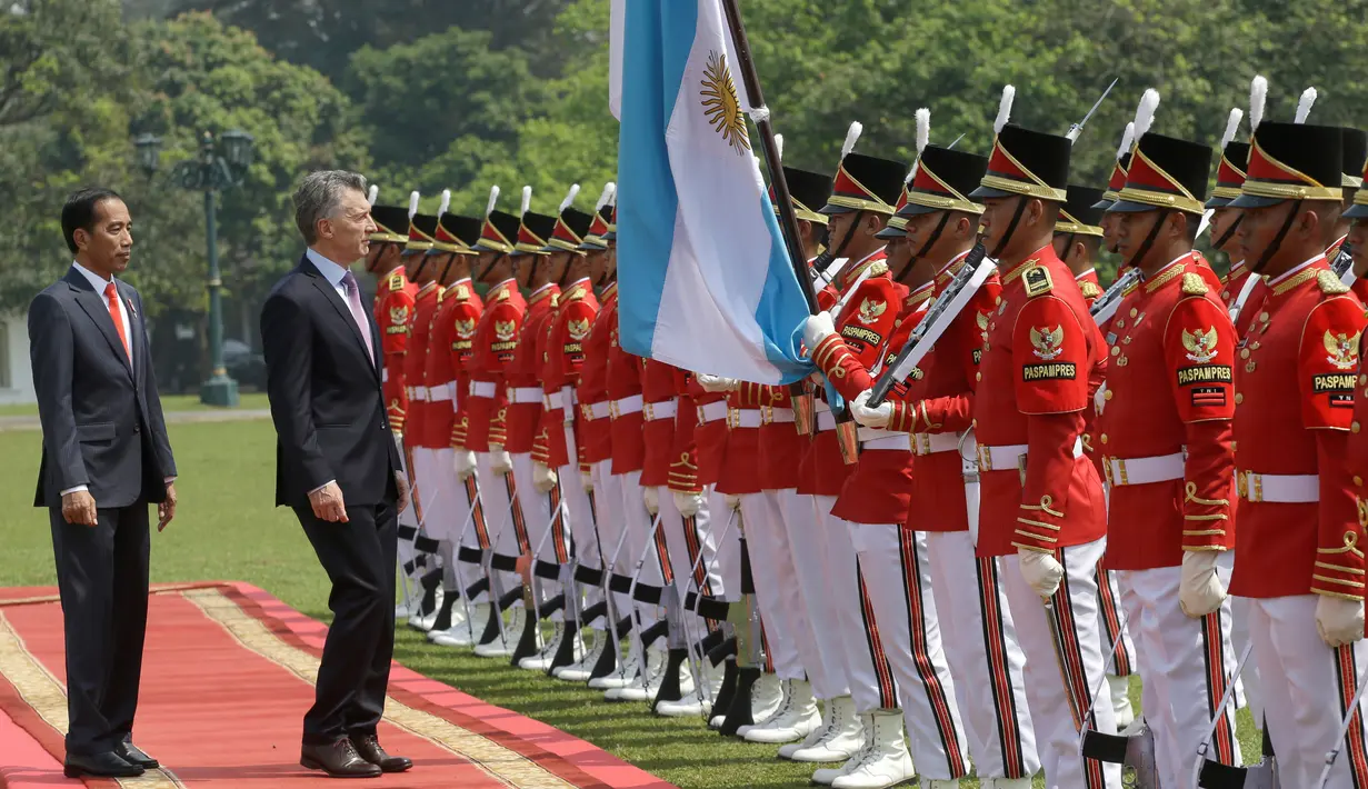 Presiden Joko Widodo bersama Presiden Argentina Mauricio Macri memeriksa pasukan kehormatan dalam upacara penyambutan kenegaraan di Istana Bogor, Rabu (26/6/2019). Keduanya dijadwalkan melangsungkan pertemuan empat mata, pertemuan bilateral serta melakukan pernyataan pers bersama (AP/Achmad Ibrahim)
