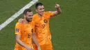<p>Pemain Belanda&nbsp;Steven Berghuis (kanan) dan Vincent Janssen merayakan gol ketiga timnya yang berakhir dianulir oleh wasit saat matchday ketiga Grup A Piala Dunia 2022, Selasa (29/11/2022). (AP/Ariel Schalit)</p>