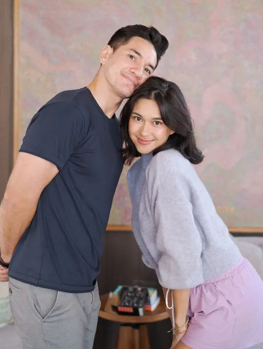 Kali ini melihat potret pasutri Andrew White dan Nana Mirdad tampil dengan outfit rumahan yang kasual. [Foto: Instagram/nanamirdad_]